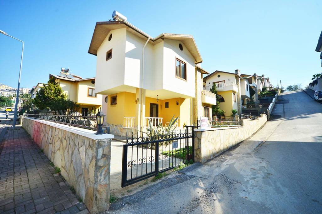 Alanya - Kestel'de plaja sadece 700 metre mesafede eşyalı villa