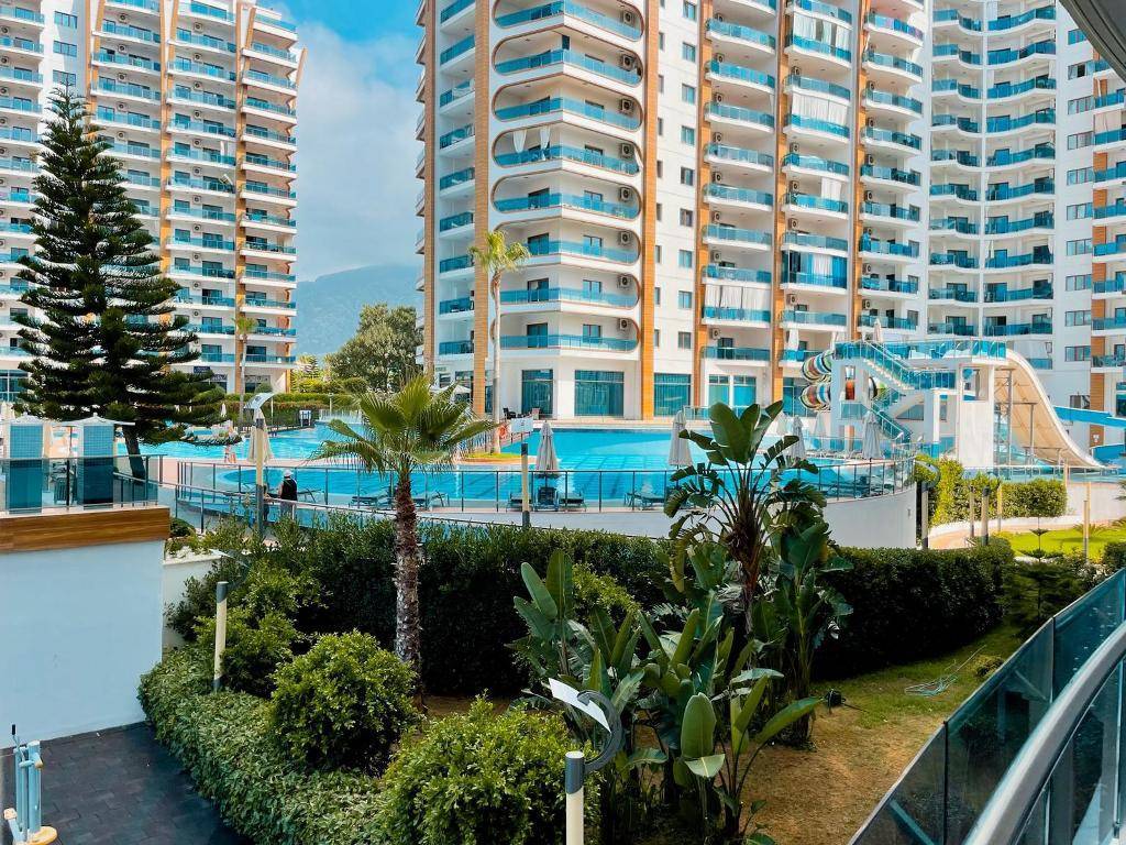 Alanya - Mahmutlar'da lüks bir sitede eşyalı daire